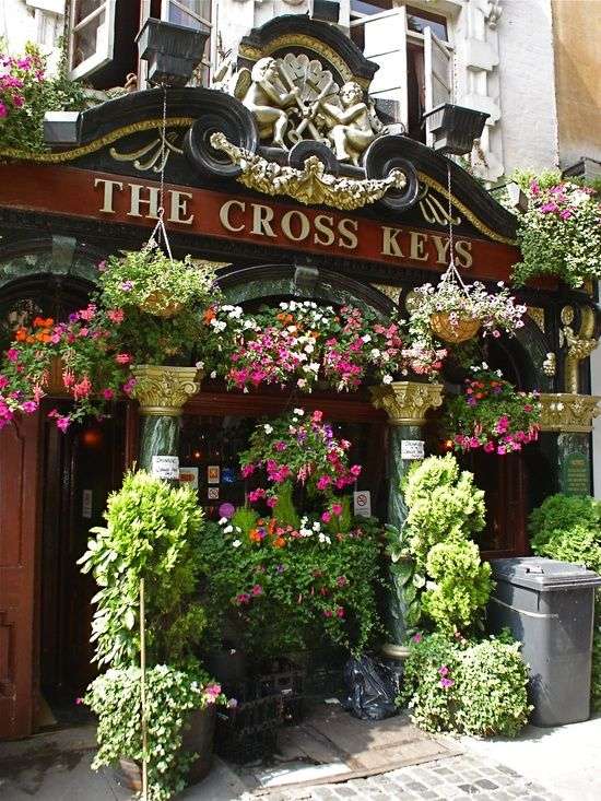 De Cross Keys versierd met bloemen online puzzel