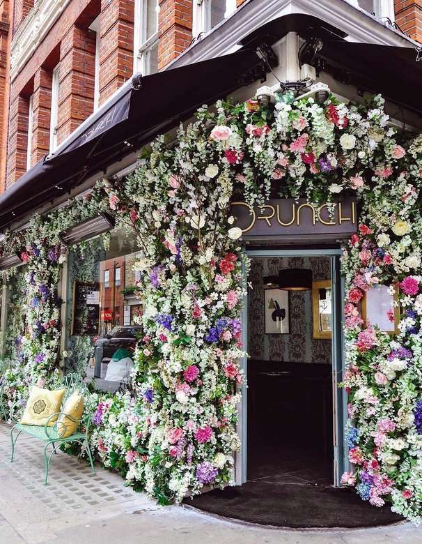 Winkel rijkelijk versierd met bloemen legpuzzel online
