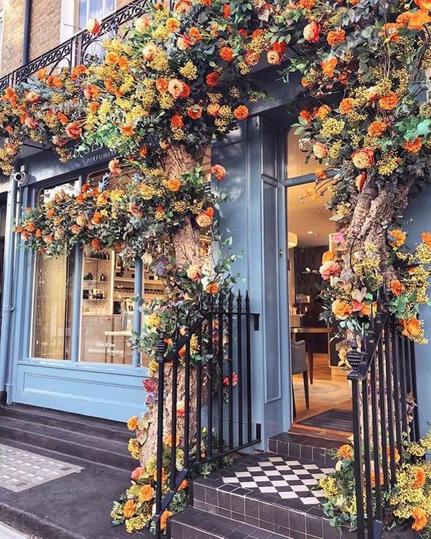 Вход, украсен с цветя онлайн пъзел