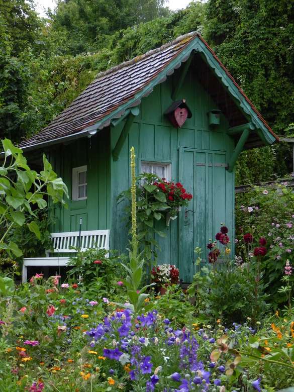 Micuță casă de vară frumoasă, cu bancă jigsaw puzzle online
