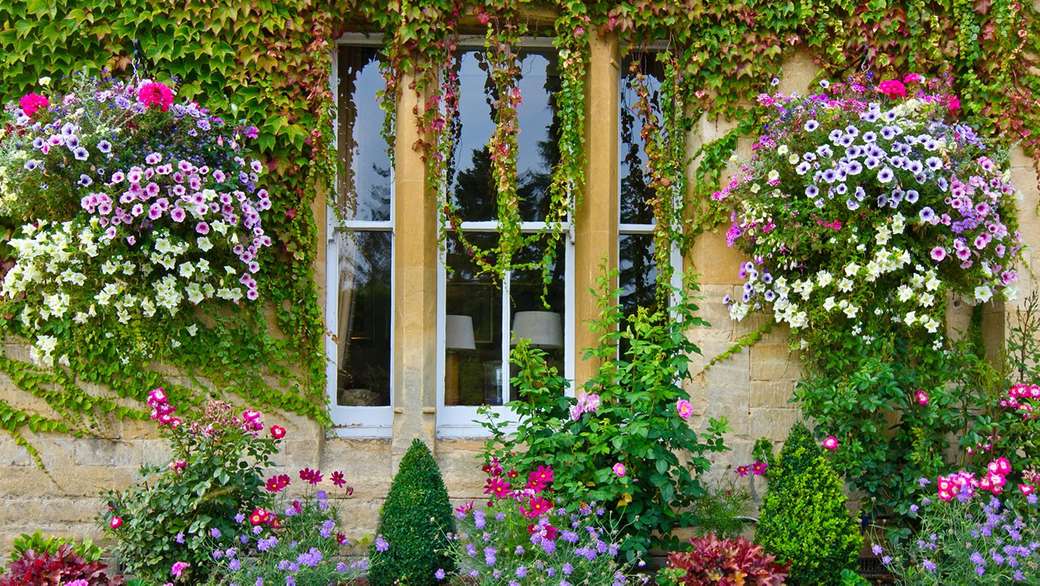 Blumiges Cottage in England Online-Puzzle