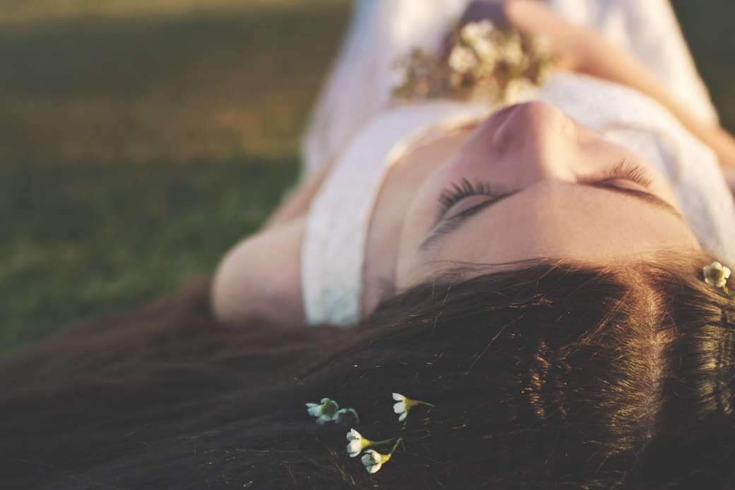 жінка лежить на траві онлайн пазл
