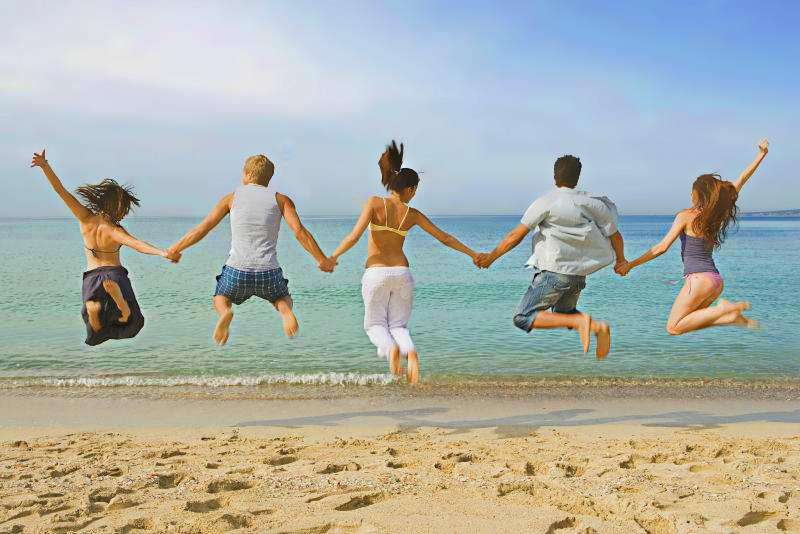 glada människor på stranden Pussel online