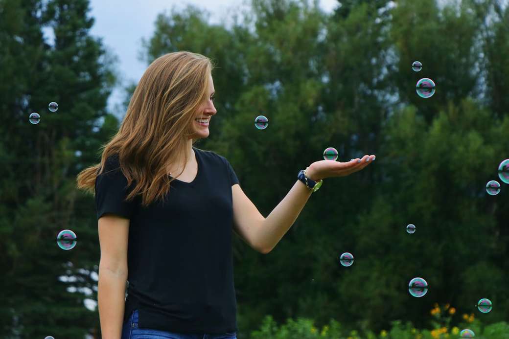 mujer de pie frente a burbujas rompecabezas en línea