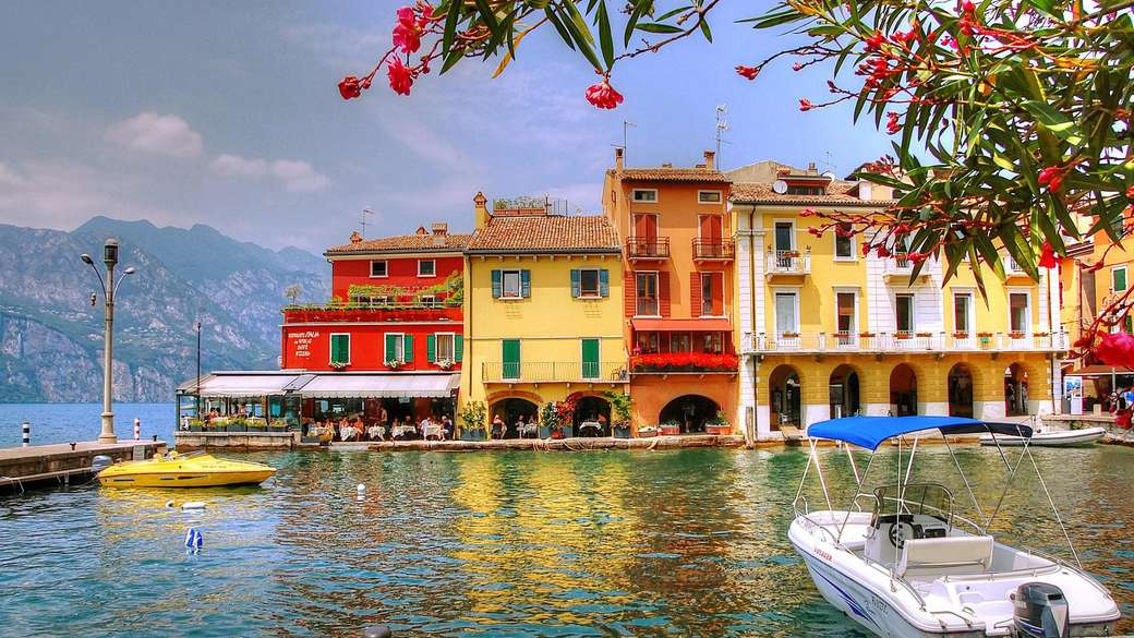 Casas coloridas en el lago de Garda rompecabezas en línea