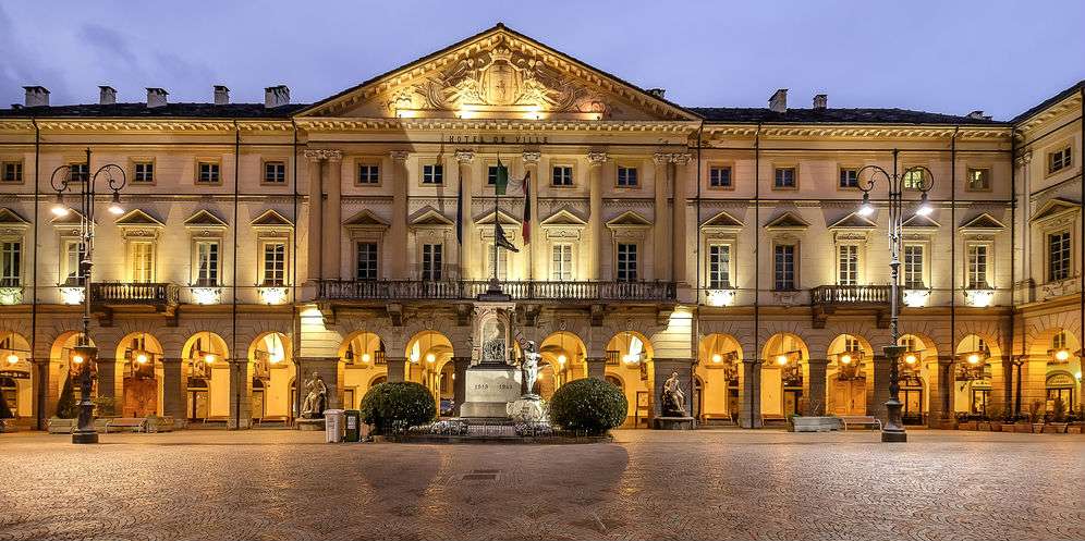 Palacio iluminado de Aosta en el norte de Italia rompecabezas en línea