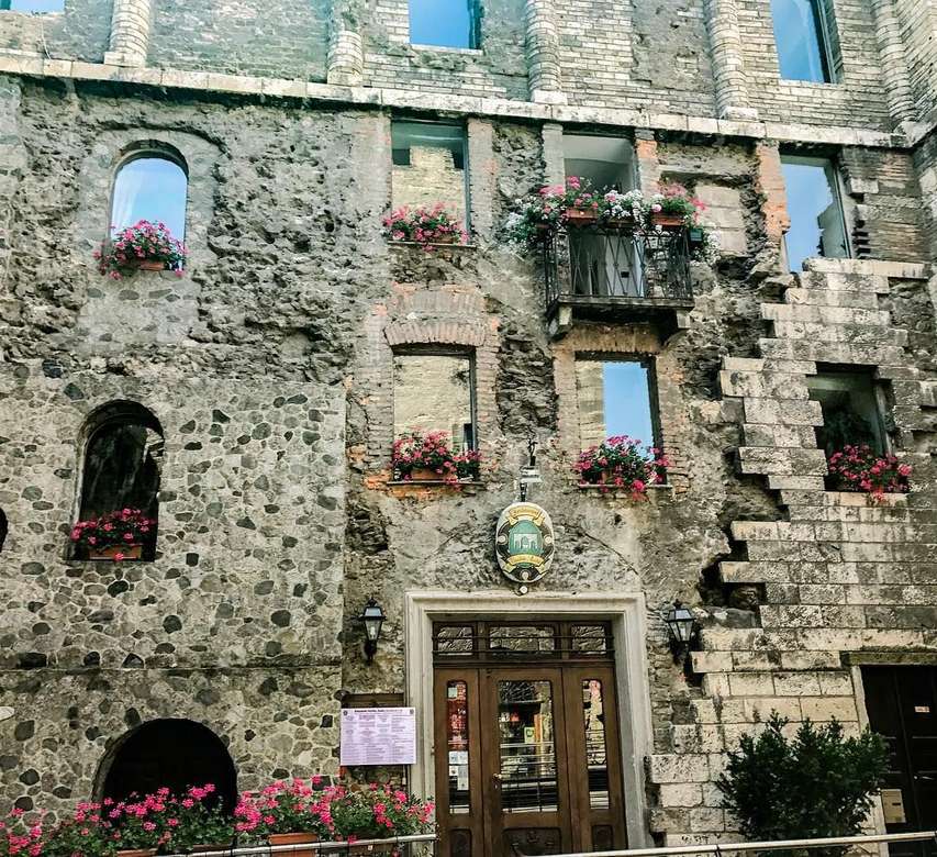 Aosta régi ház előtt Észak-Olaszországban online puzzle