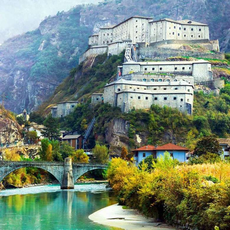 Fort Bard v údolí Aosta v severní Itálii skládačky online
