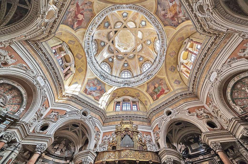 Cúpula de la iglesia de San Lorenzo de Turín en el interior rompecabezas en línea