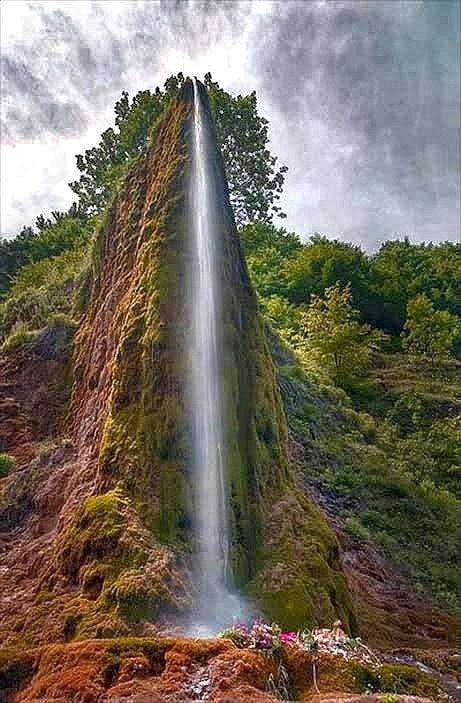 Ett högt vattenfall i Mts. pussel på nätet