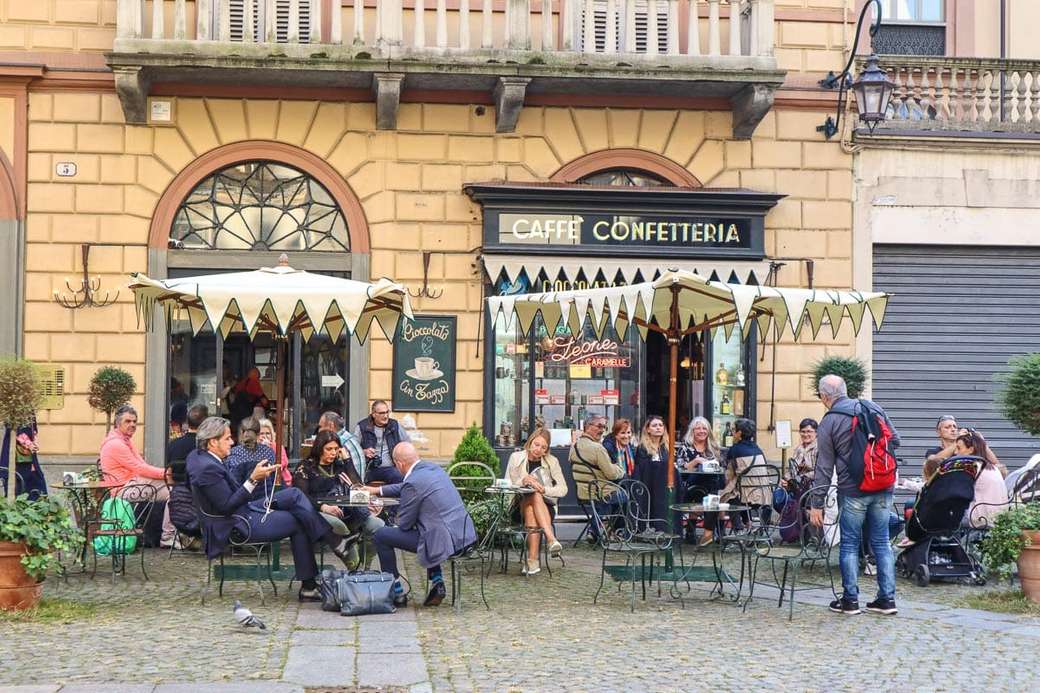 Torino belvárosi utcai kávézója online puzzle