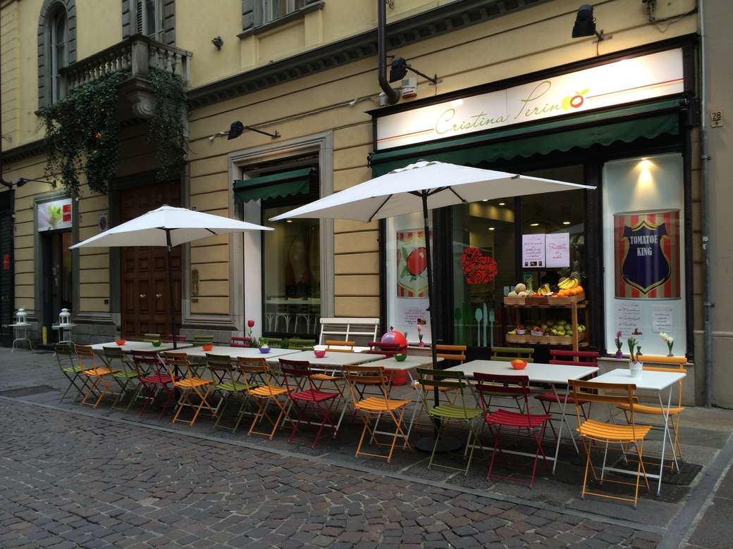 Café de rue du centre-ville de Turin puzzle en ligne