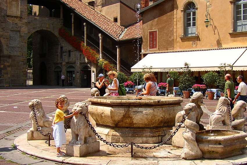 Bergamo piazza med fontän och kafé Pussel online