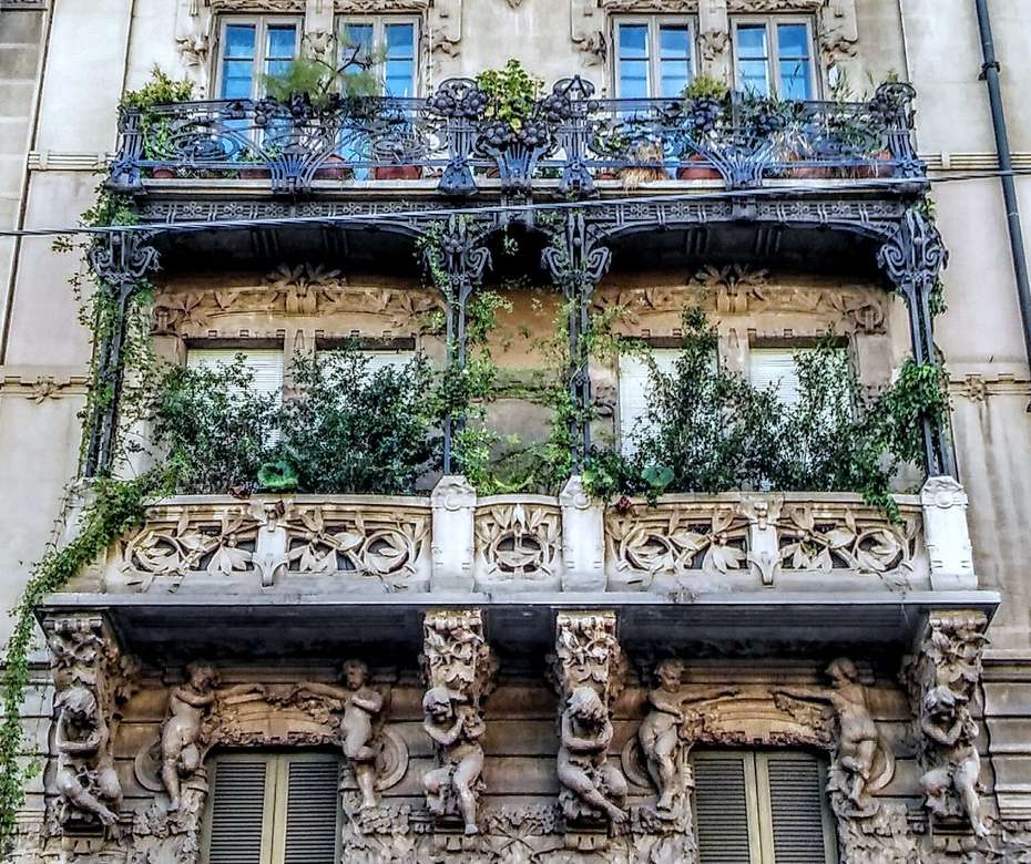 Фасади на богато украсени къщи в Милано онлайн пъзел