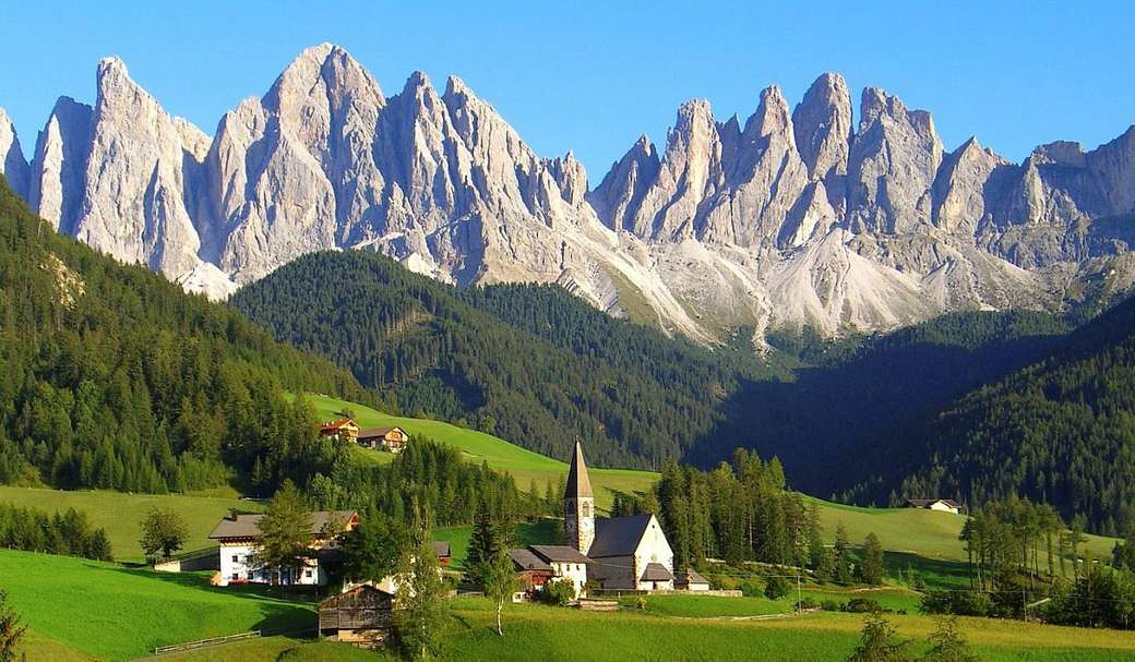 Piccolo villaggio nelle Dolomiti dell'Alto Adige puzzle online