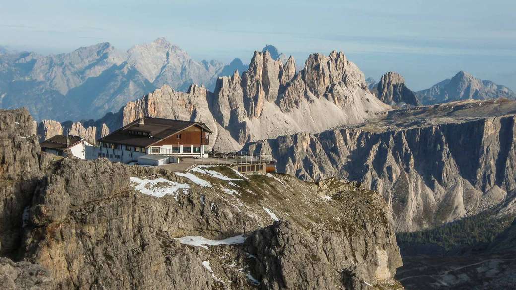 Hus på höjderna i Dolomiterna i Sydtyrolen Pussel online