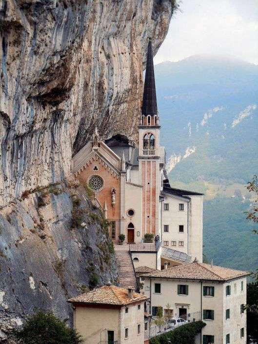 Iglesia de roca Madonna della Corona Spiazza Veneto rompecabezas en línea