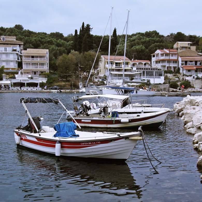 Puerto de Kassiopi, Corfú, Grecia rompecabezas en línea