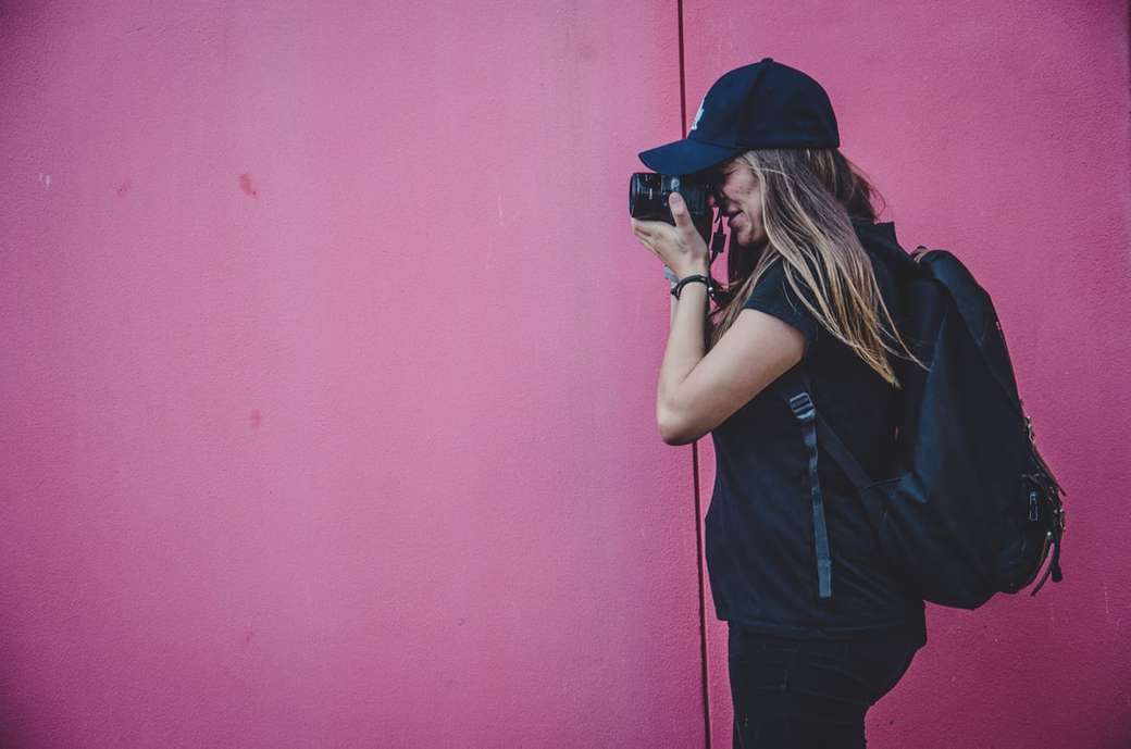 kvinna med kameran tar foto pussel på nätet