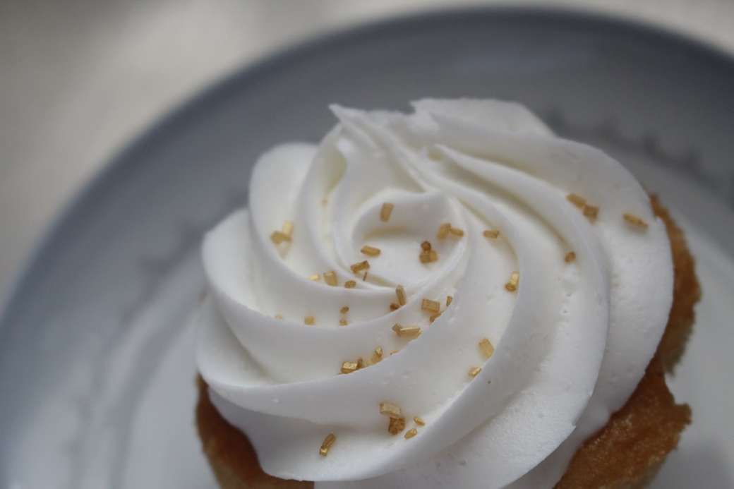 cupcake cu glazură albă și zahăr auriu puzzle online