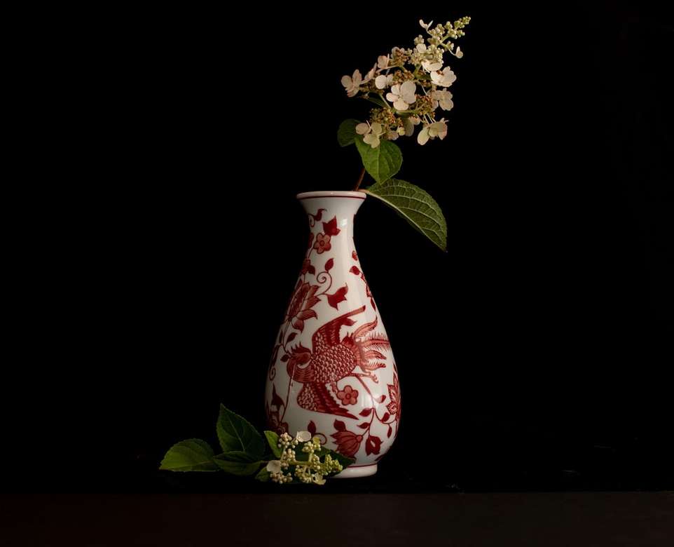 bílá a červená květinová váza s bílými květy skládačky online