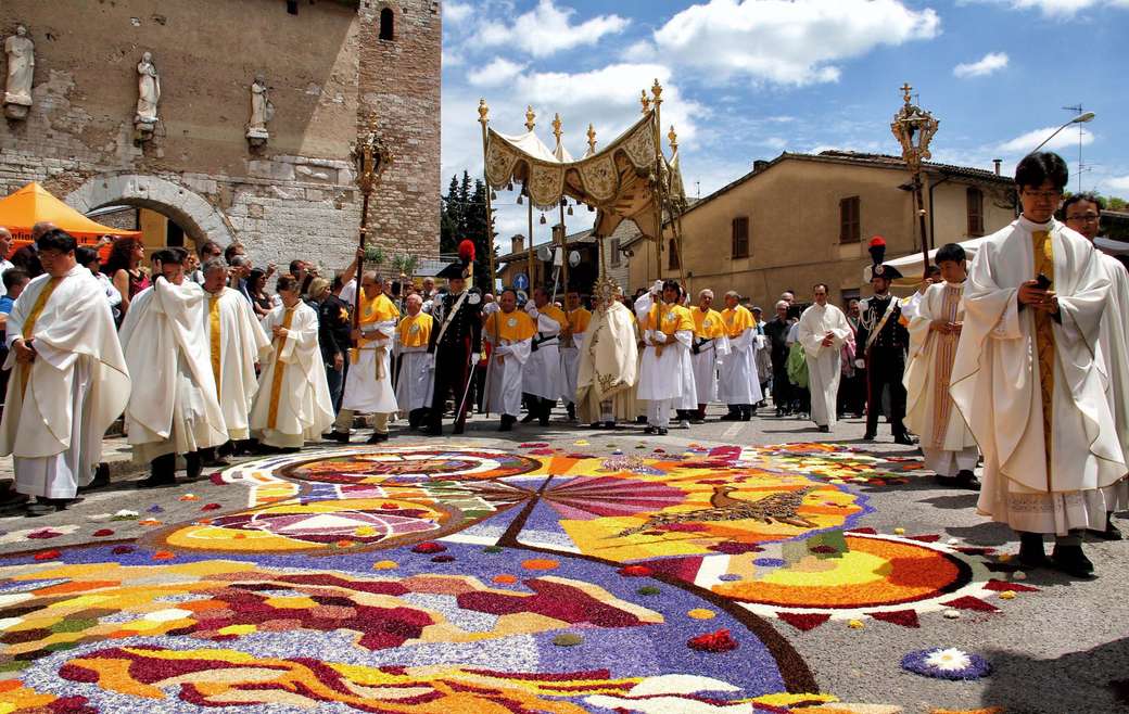 Шествие цветочных ковров Спелло Умбрия Италия пазл онлайн