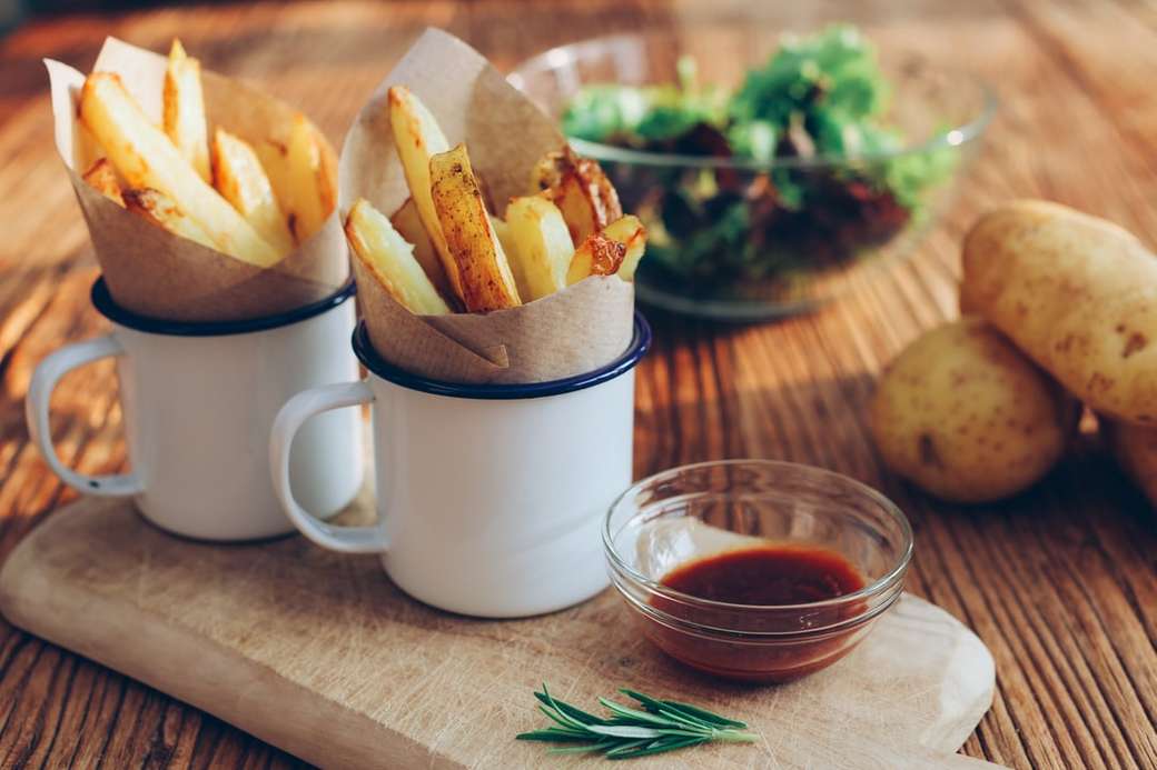картофени картофи върху чаши до сос онлайн пъзел