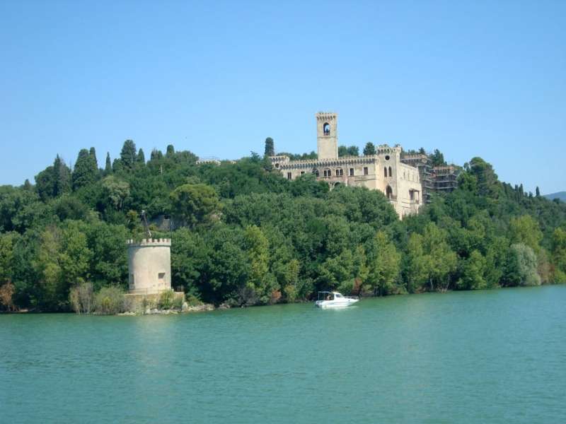 Sziget a Trasimeno-tó Umbria Olaszországban online puzzle