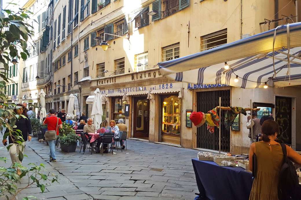 Улица старого города Генуи Лигурия Италия онлайн-пазл