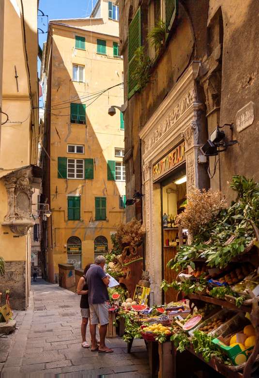 Переулок старого города Генуи Лигурия Италия онлайн-пазл