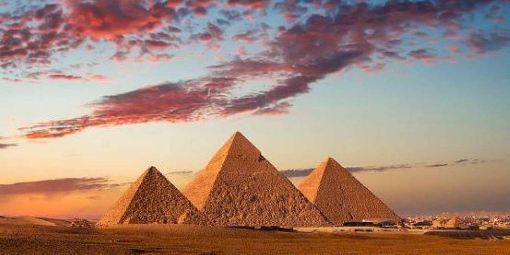 Tři pyramidy online puzzle