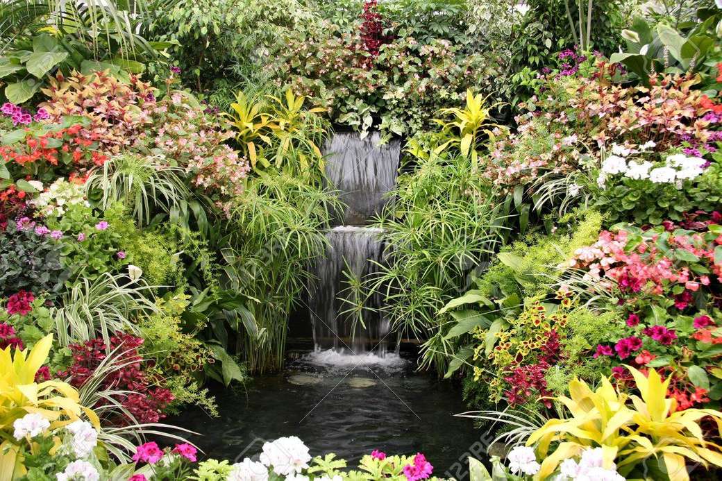 Градина с водопад онлайн пъзел