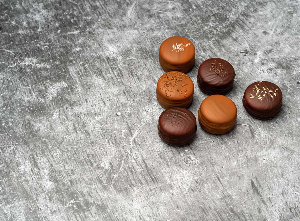 шест кръгли шоколада онлайн пъзел