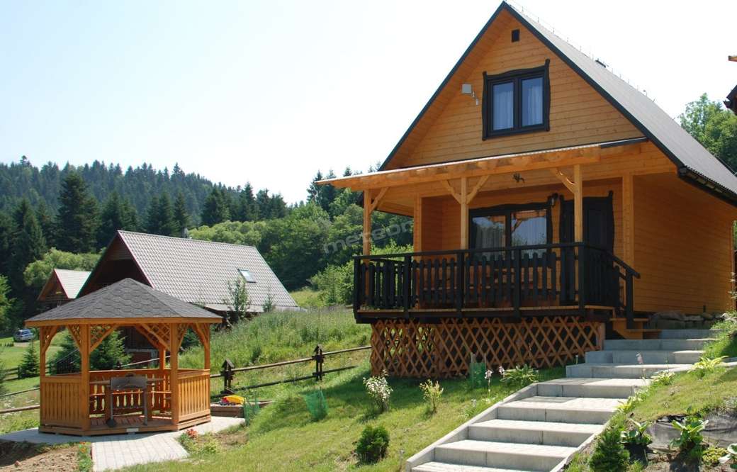 Dřevěná chata s altánem na pozemku skládačky online