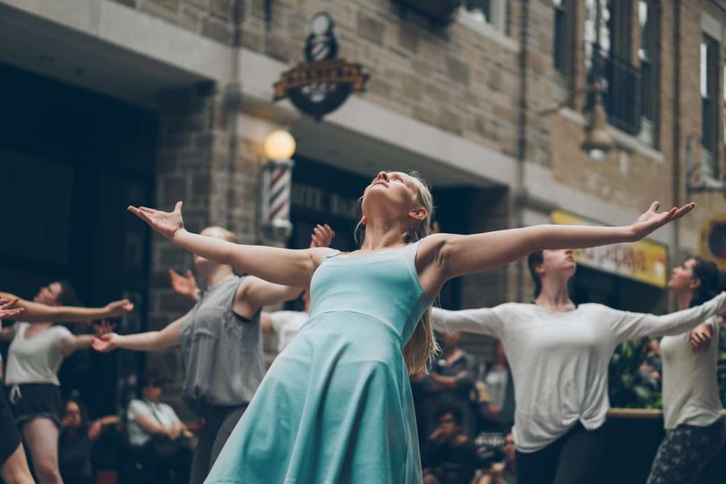 Тълпа танцува на улицата онлайн пъзел