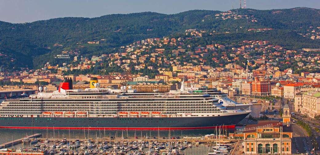 Kreuzfahrtschiff im Hafen von Triest Italien Online-Puzzle
