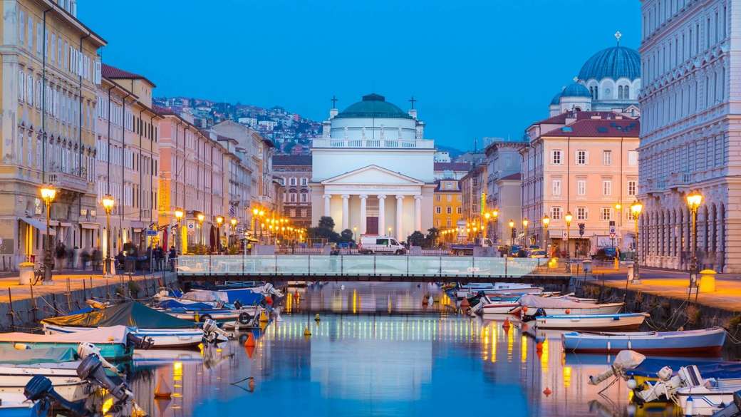 Kanal i Trieste i Italien pussel på nätet