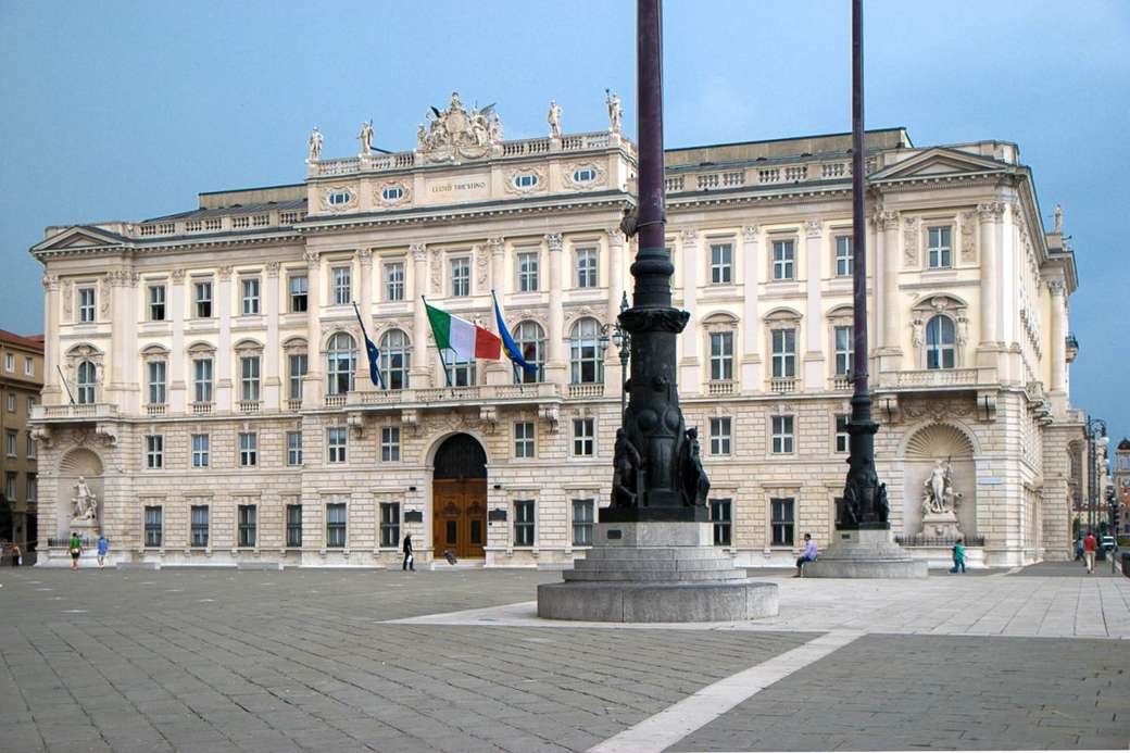 Historisches Gebäude in Triest in Italien Puzzlespiel online