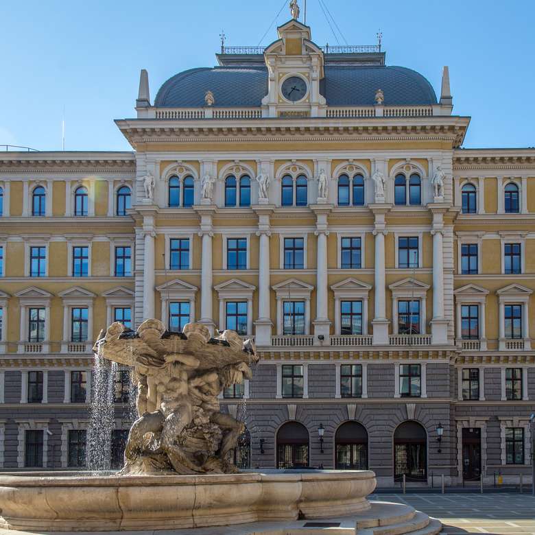 Historisk byggnad i Trieste i Italien Pussel online