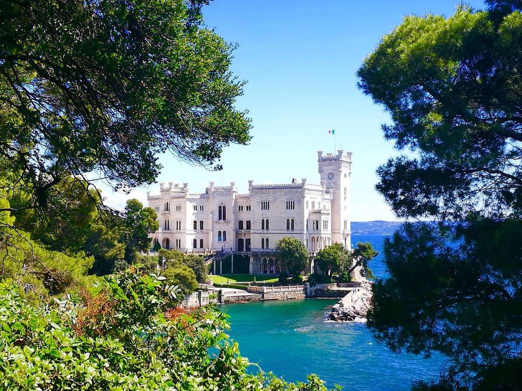 Замок Мирамаре в Триесте в Италии пазл онлайн