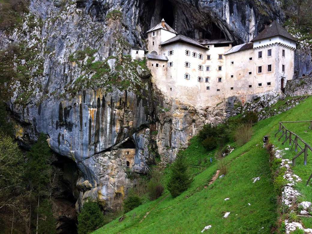 Castillo cueva cerca de Trieste en Italia rompecabezas en línea