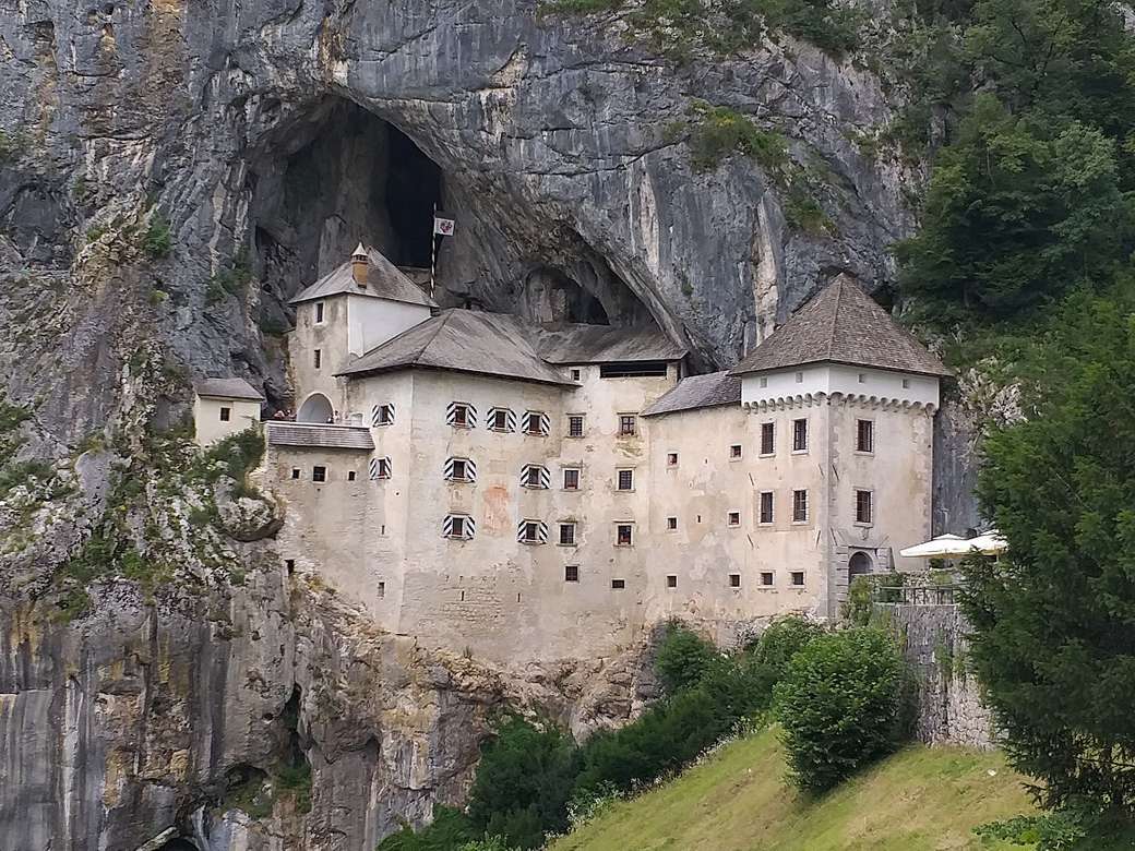 Пещерен замък близо до Триест в Италия онлайн пъзел