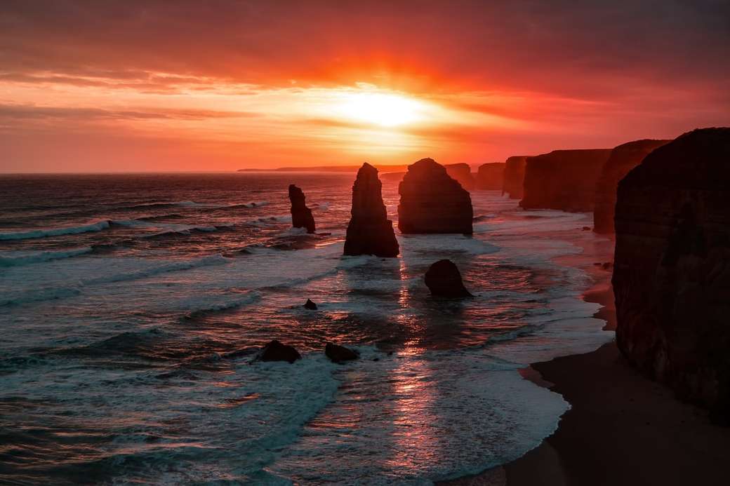 Silhouette des Steins an der Küste während der goldenen Stunde Puzzlespiel online