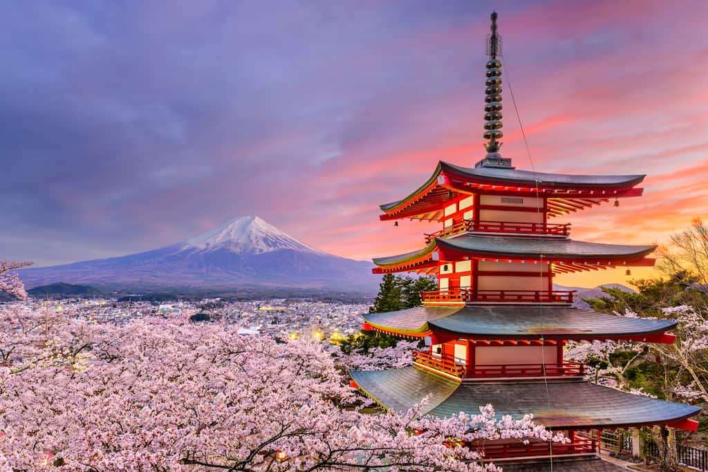 Японска къща с планини на заден план онлайн пъзел