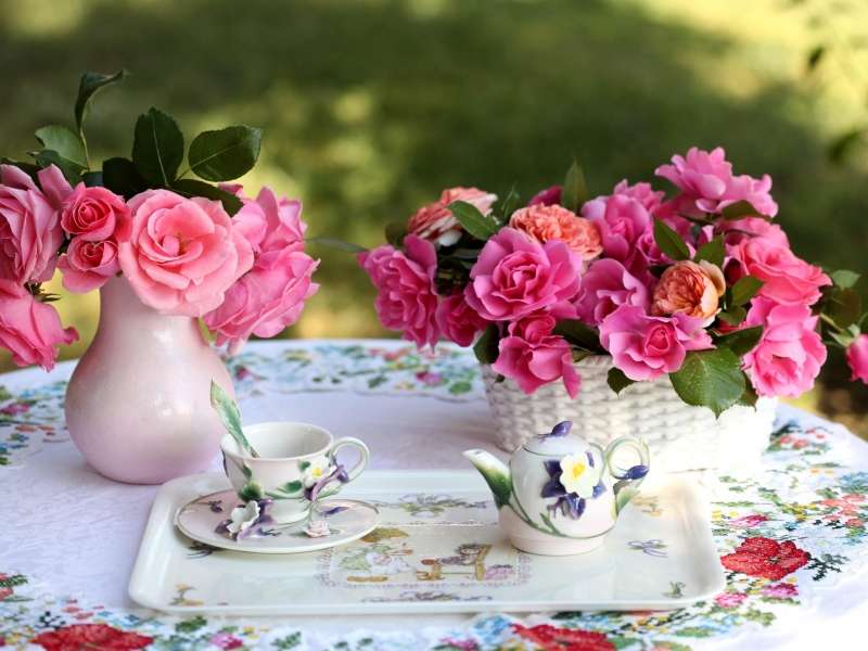 Розы в вазе и чашке онлайн-пазл