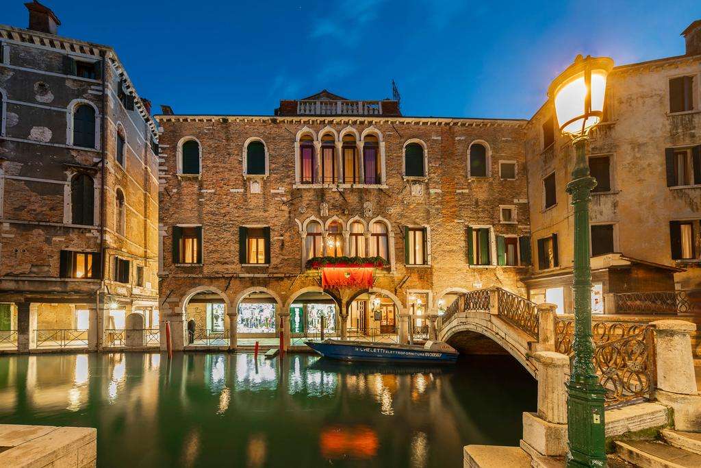 Hotel em Veneza à noite quebra-cabeças online