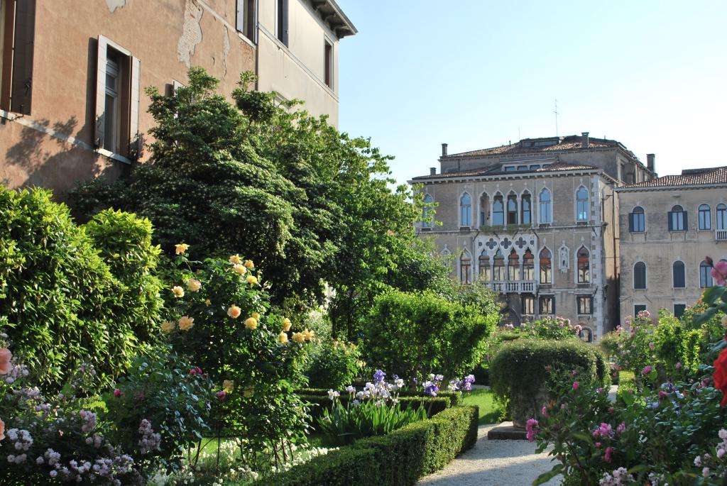 Skryté zahrady v Benátkách Palazzo Cappello online puzzle