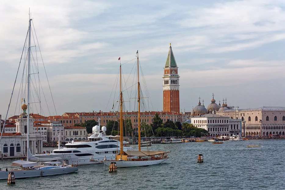 鐘楼ヴェネツィアを見下ろすグランデカナル オンラインパズル