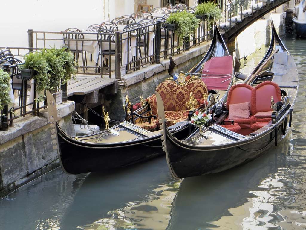 Дві гондоли в каналі Венеції онлайн пазл