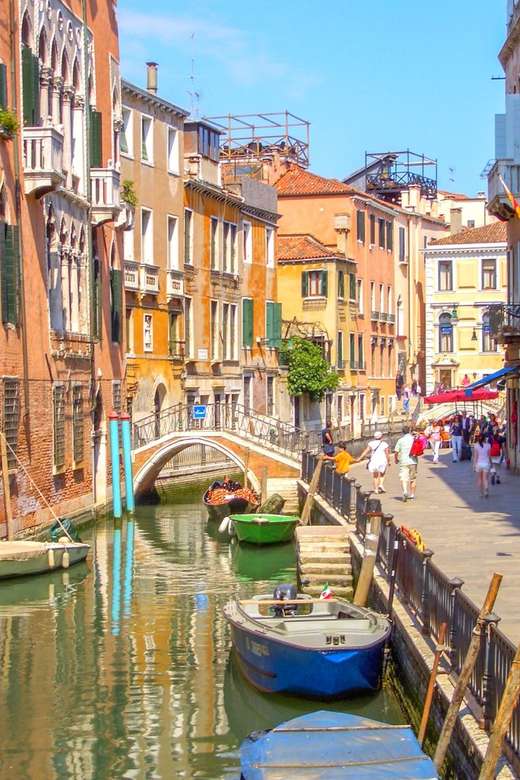 Kanal med båtar i Venedig Pussel online
